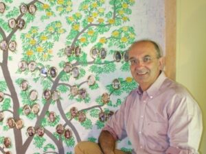 Jean-Louis Beaucarnot devant un arbre généalogique
