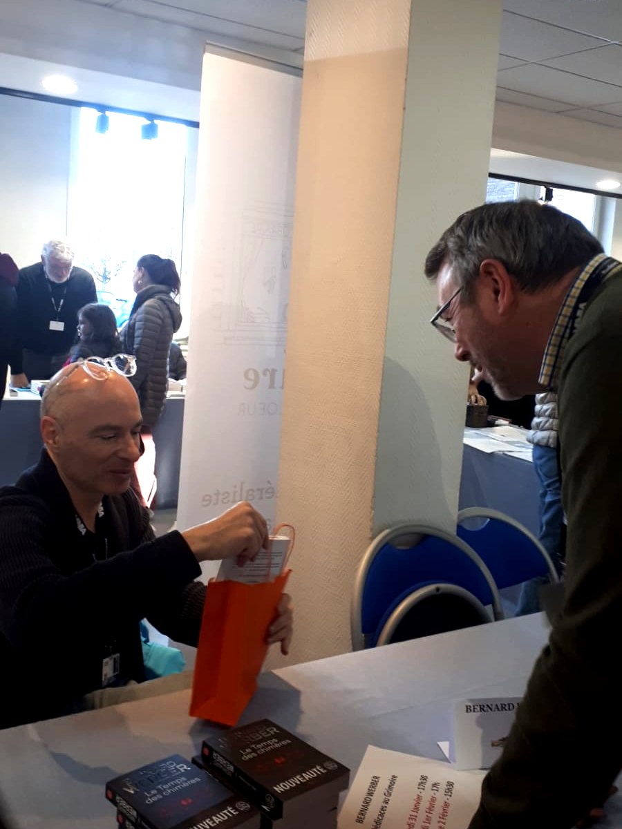 Jean K. Saintfort en conversation avec Bernard Werber lors de sa séance de dédicace au Grimoire, à Gérardmer
