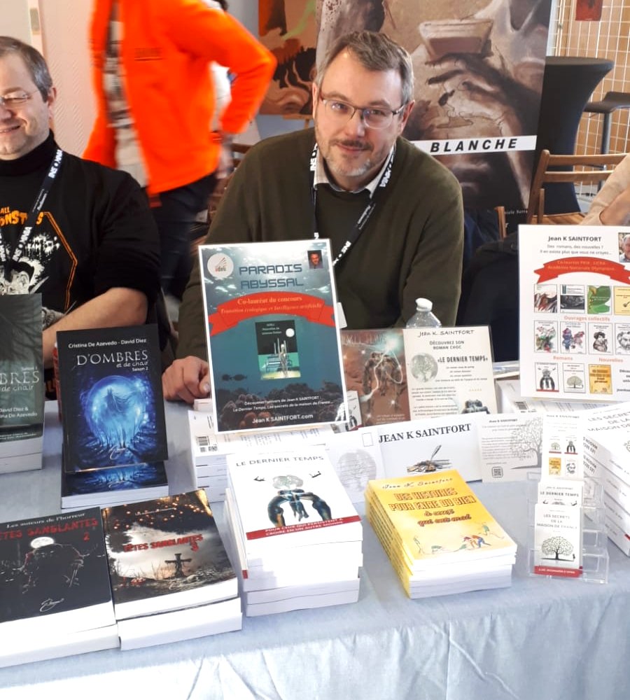 Jean K. Saintfort à sa table de dédicace au Grimoire, salon littéraire du Festival de Gérardmer, avec Le Dernier Temps et Des histoires pour faire du bien à ceux qui ont mal