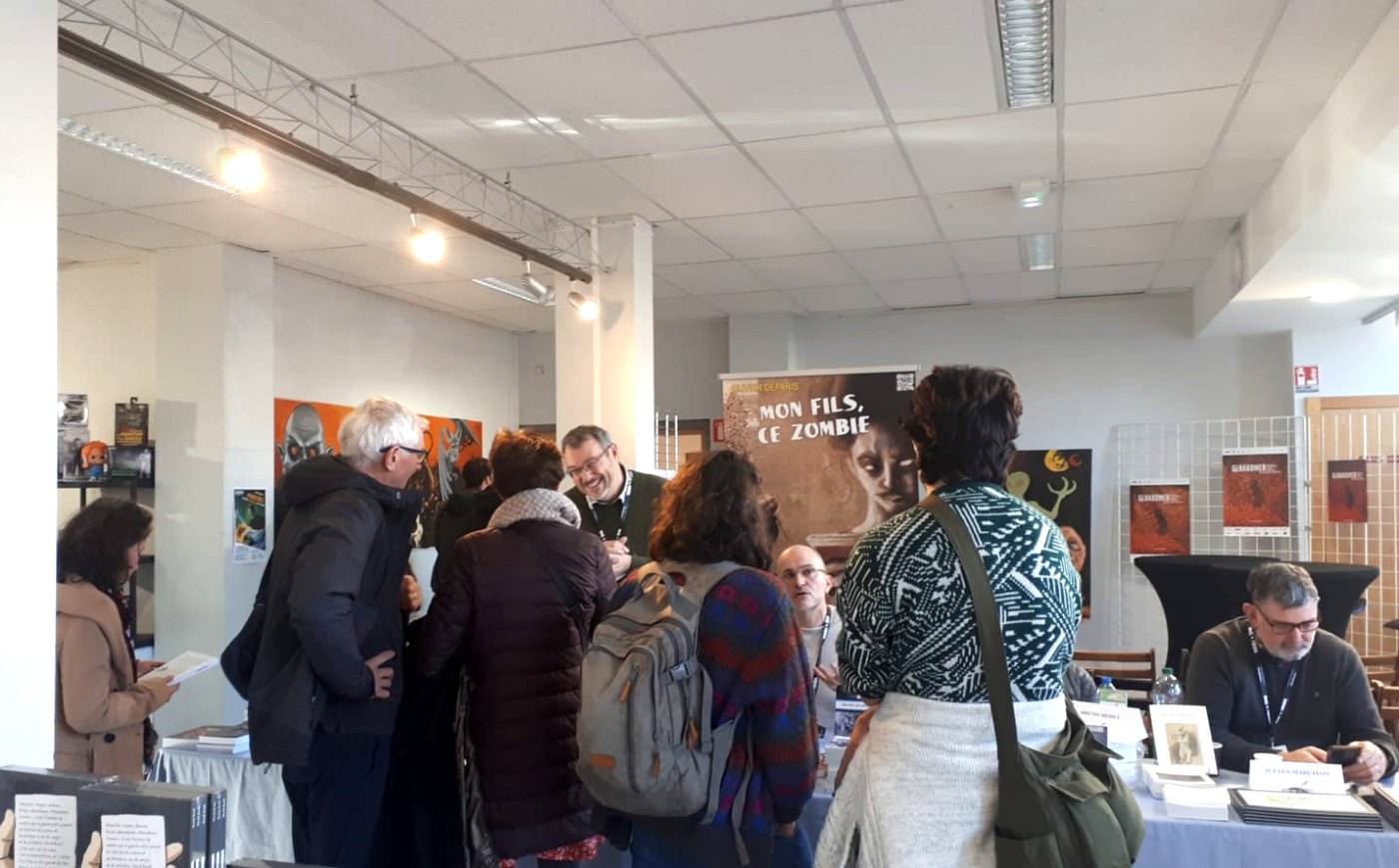 Jean K. Saintfort échangeant avec des lecteurs au salon littéraire le Grimoire, Festival du film fantastique de Gérardmer 2025