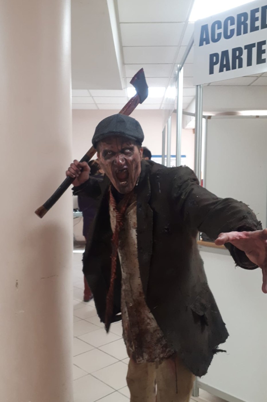 Un zombie maquillé dans les couloirs du Festival international du film fantastique de Gérardmer